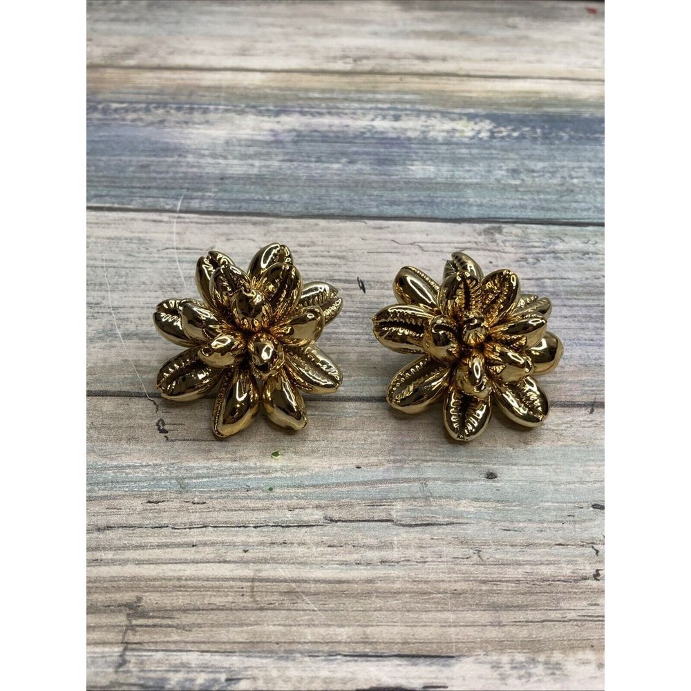 Cluster Sea Shell Earrings Gold Tone Dipped Pierced NWOT Unbranded Flower